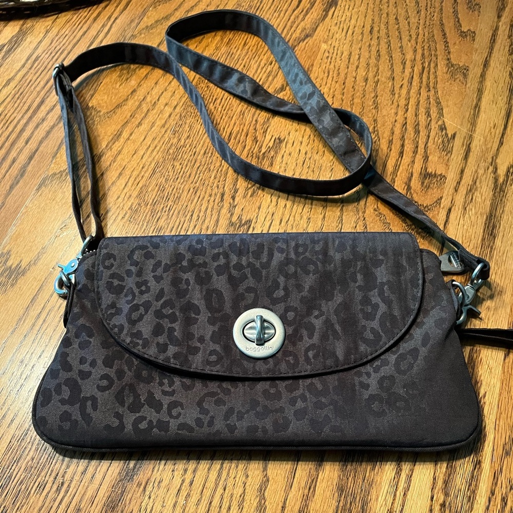 Bagallini Crossbody great for travel.